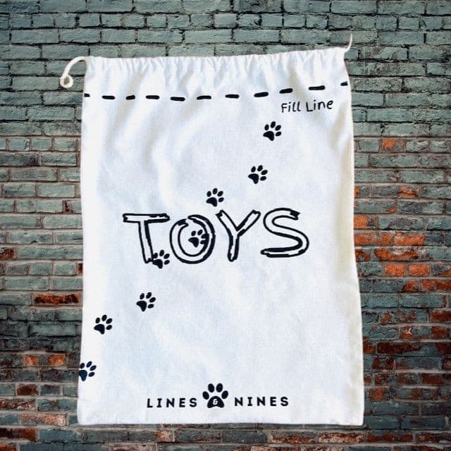Paw print toys bag for dogs and cats in natural linen.